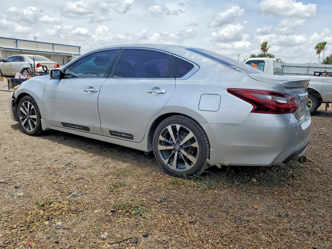 2017 Nissan Altima 2.5 Sr - zdjęcie 2