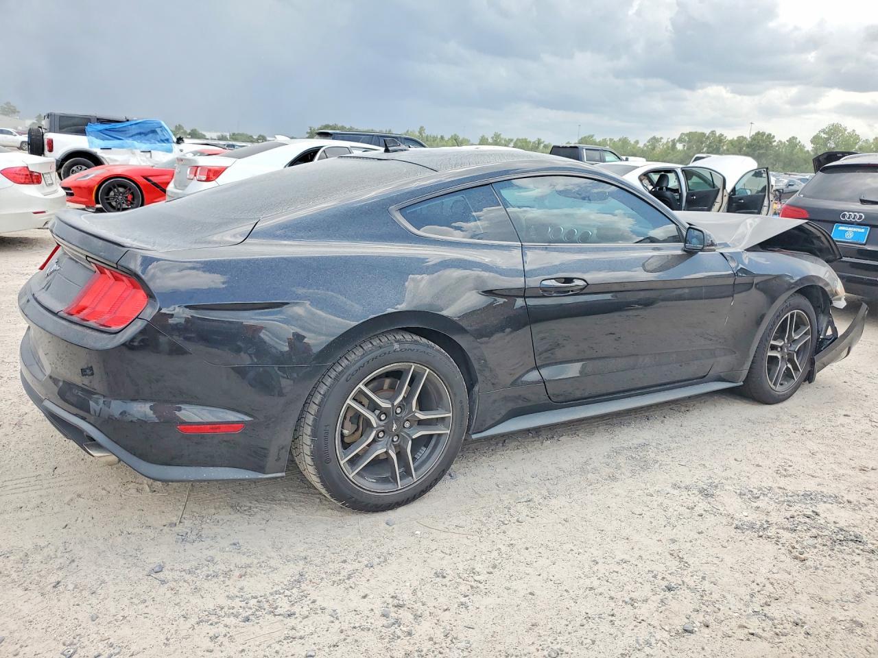 2021 Ford Mustang - zdjęcie 3