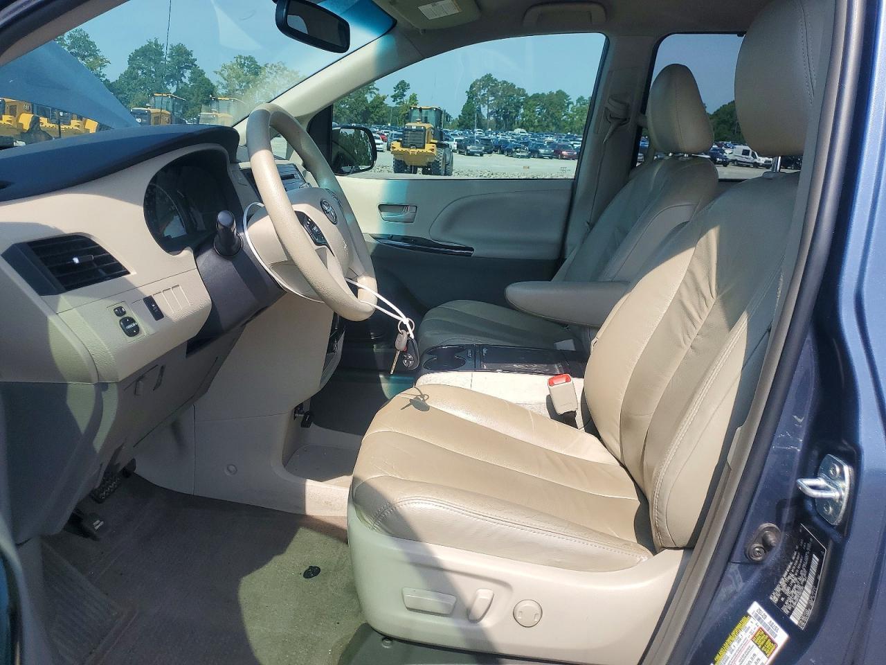 2014 Toyota Sienna Le - zdjęcie 7