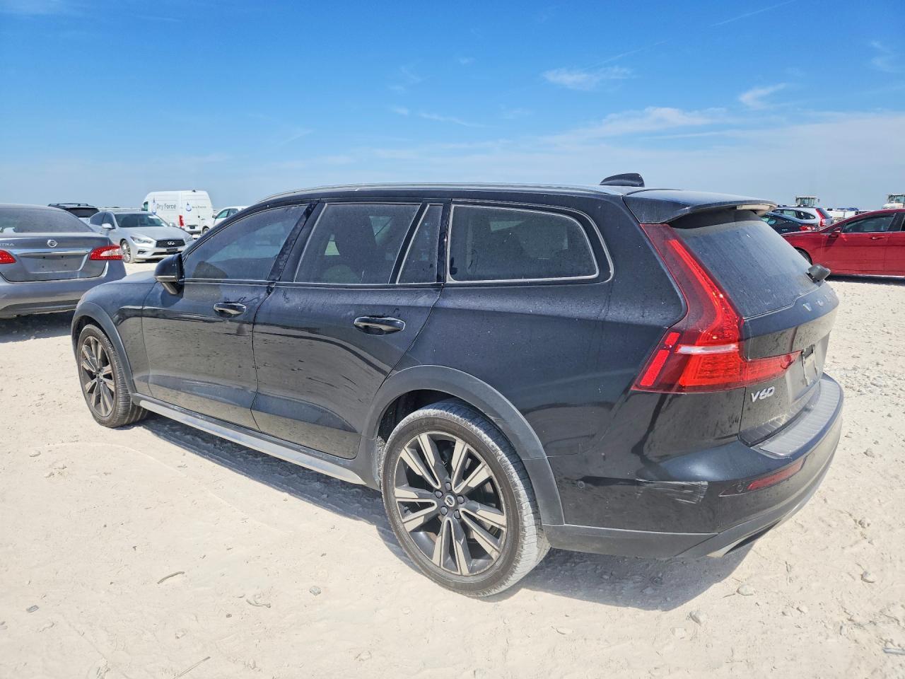 2021 Volvo V60 Cross Country T5 Momentum - zdjęcie 2