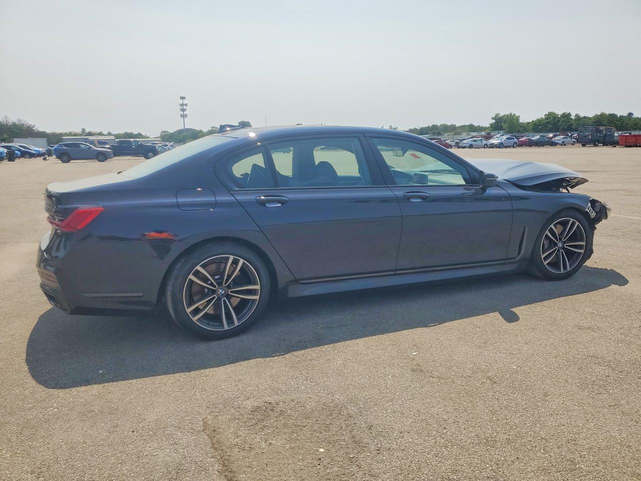 2021 BMW 750 Xi - zdjęcie 3