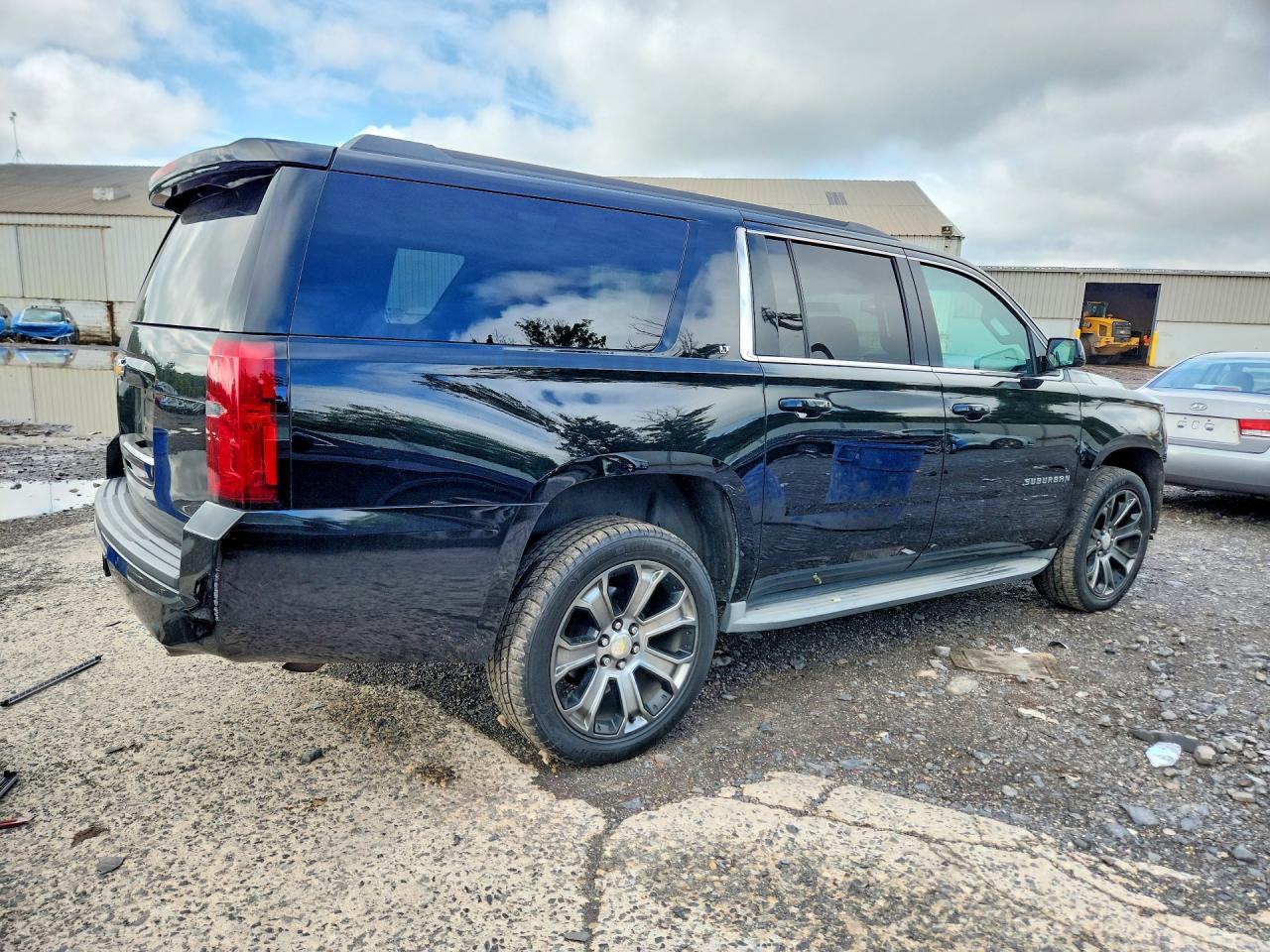 2015 Chevrolet Suburban K1500 Lt - zdjęcie 3
