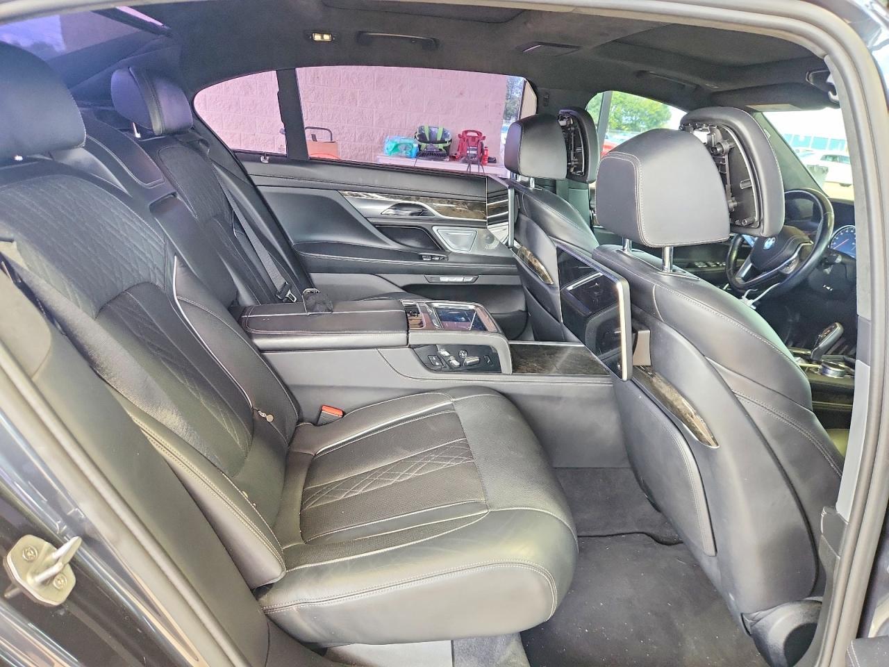 2016 BMW Seria 7 750i - zdjęcie 10