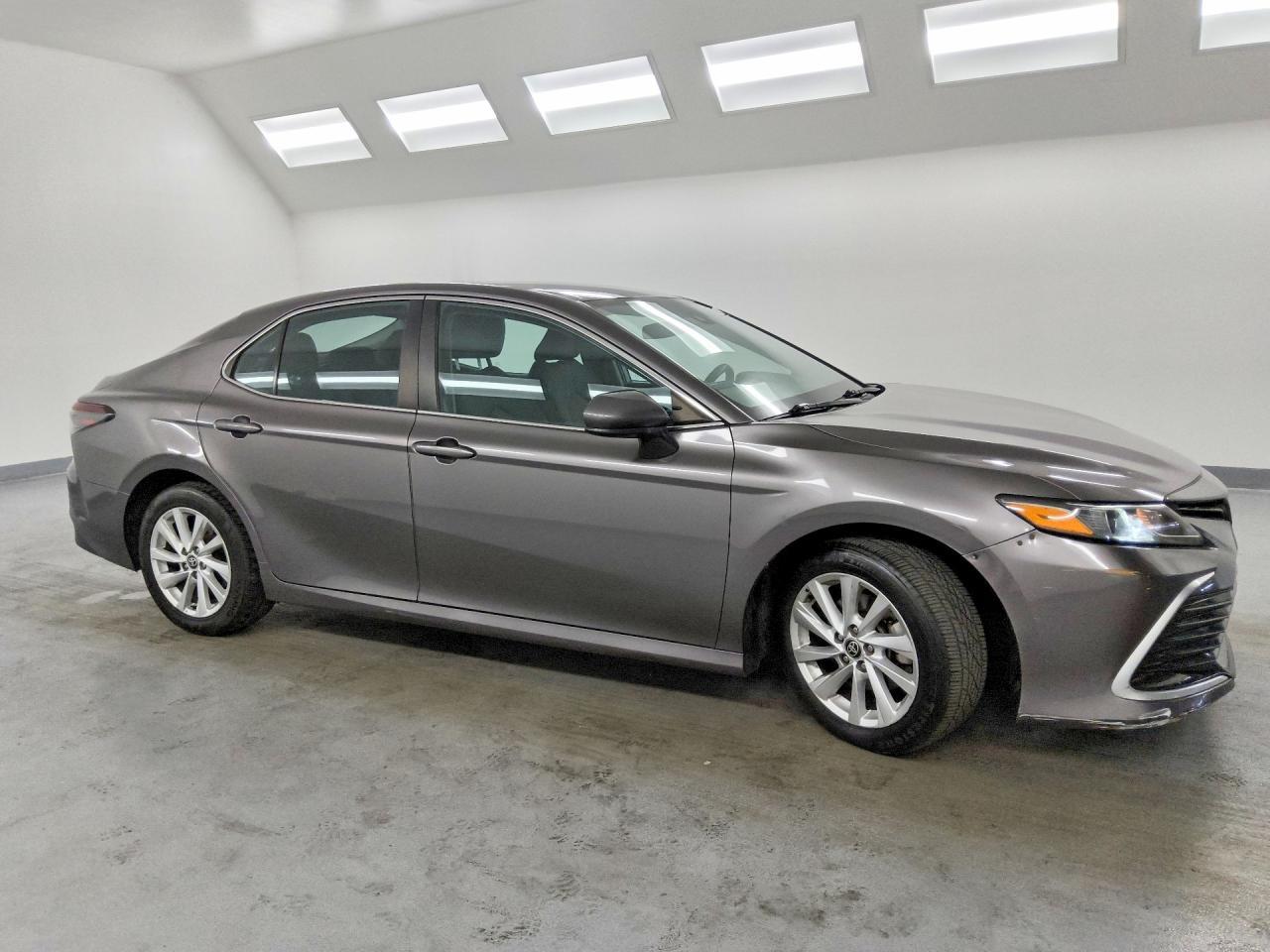 2022 Toyota Camry Le - zdjęcie 4