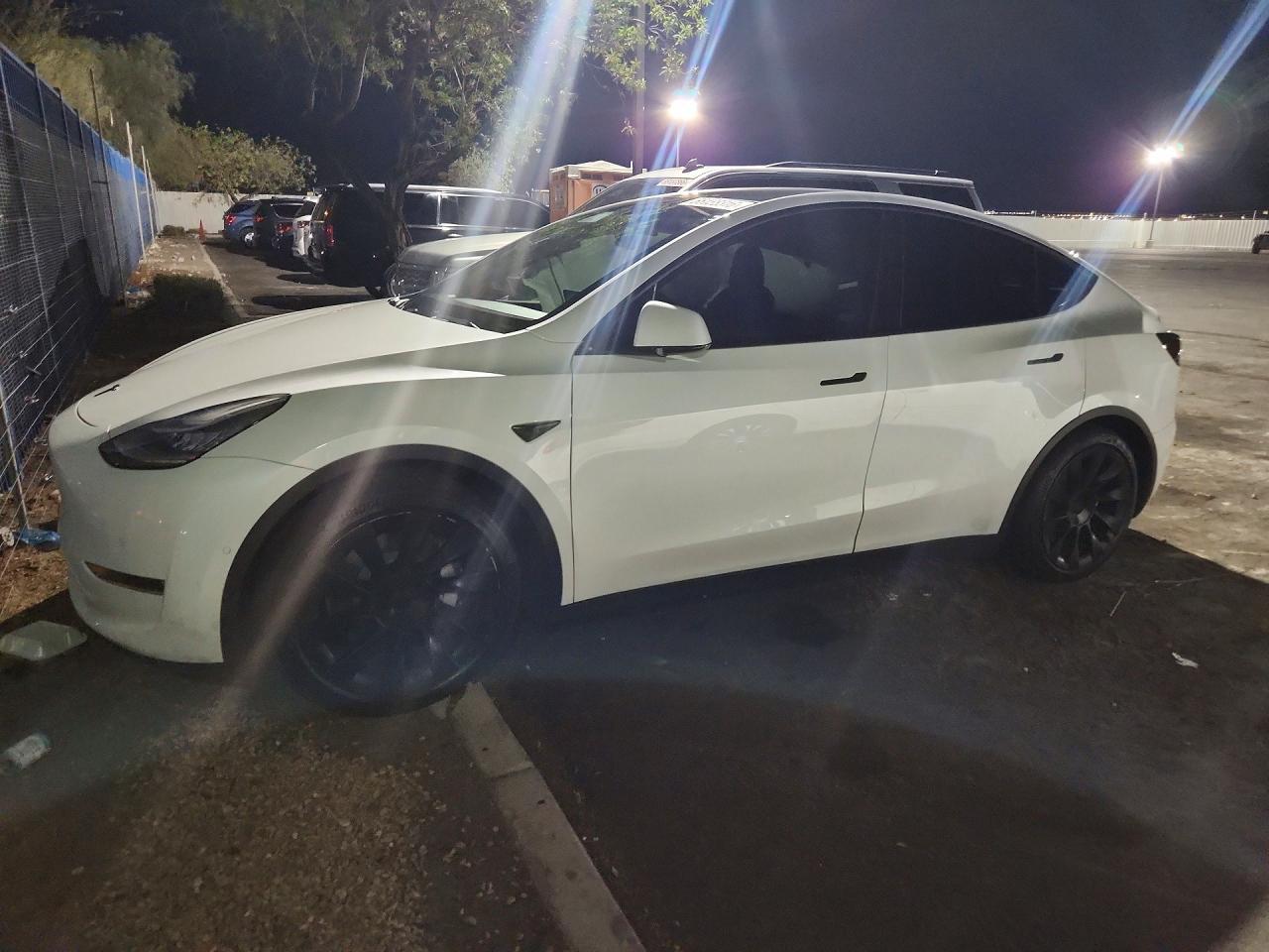 2022 Tesla Model Y - zdjęcie główne