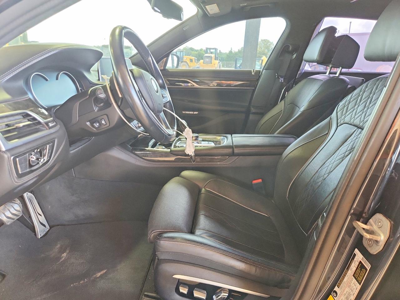 2016 BMW Seria 7 750i - zdjęcie 7