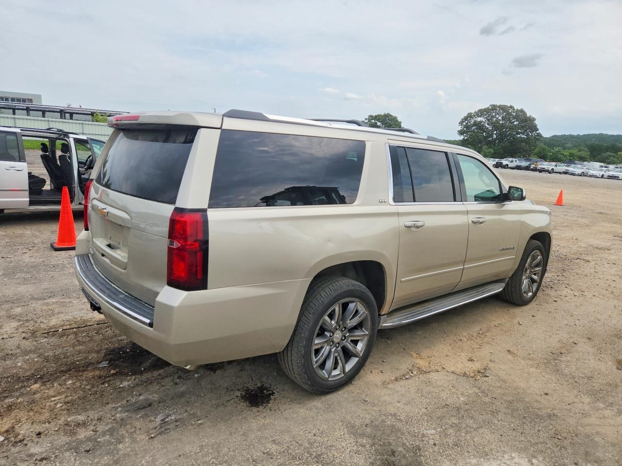 2016 Chevrolet Suburban K1500 Ltz - zdjęcie 3