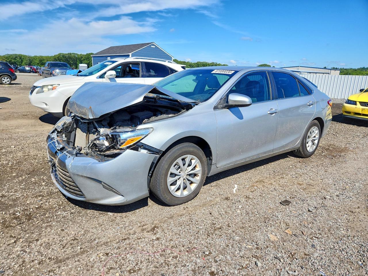 2016 Toyota Camry Le - zdjęcie główne