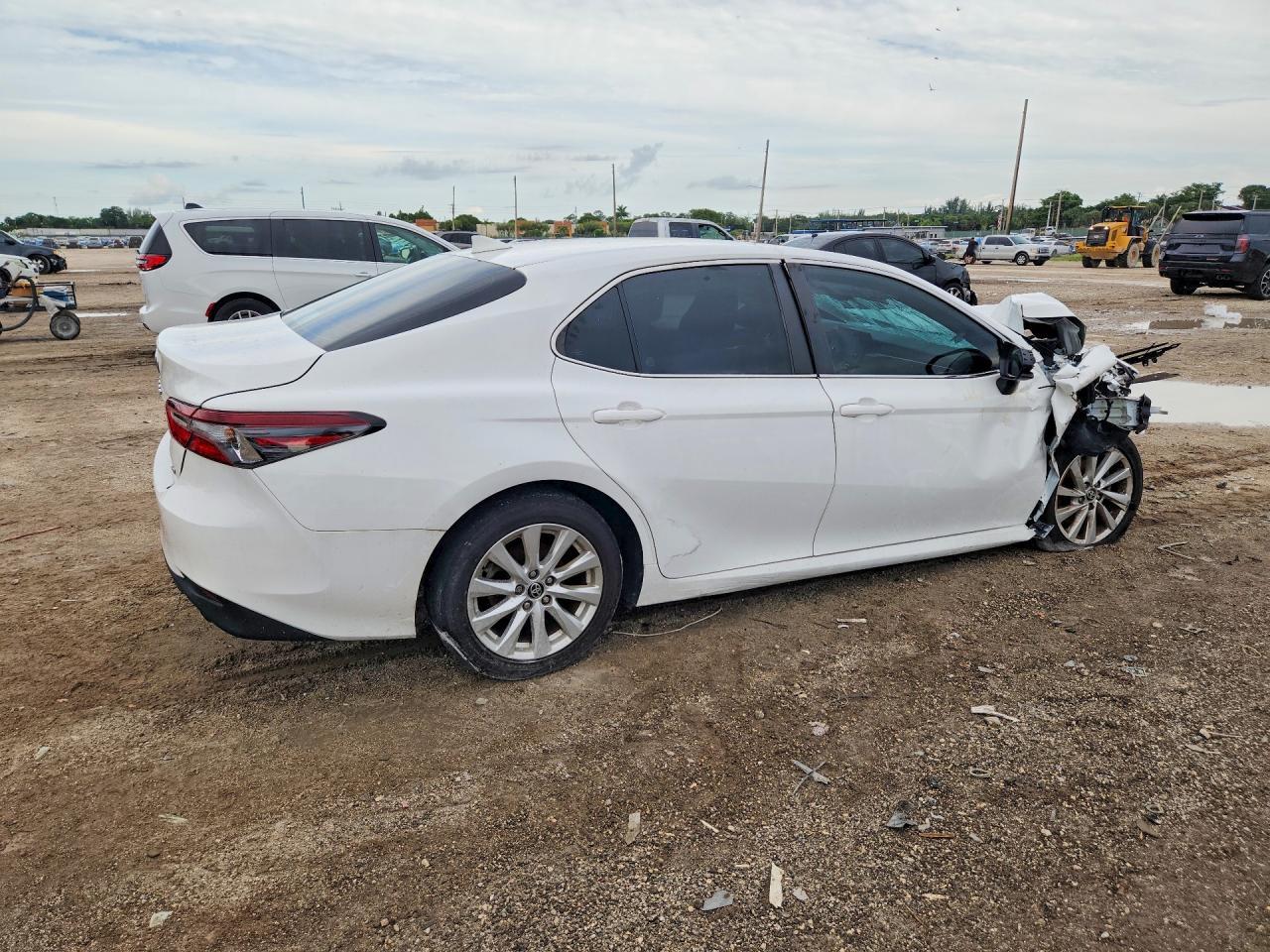 2023 Toyota Camry Le - zdjęcie 3
