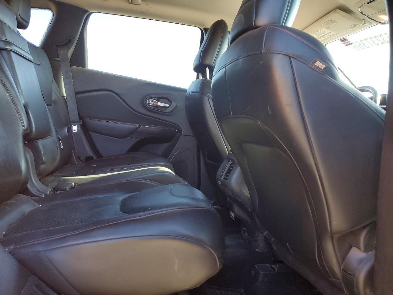 2015 Jeep Cherokee Trailhawk - zdjęcie 11