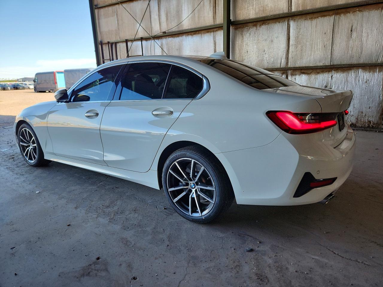 2021 BMW 330I - zdjęcie 2