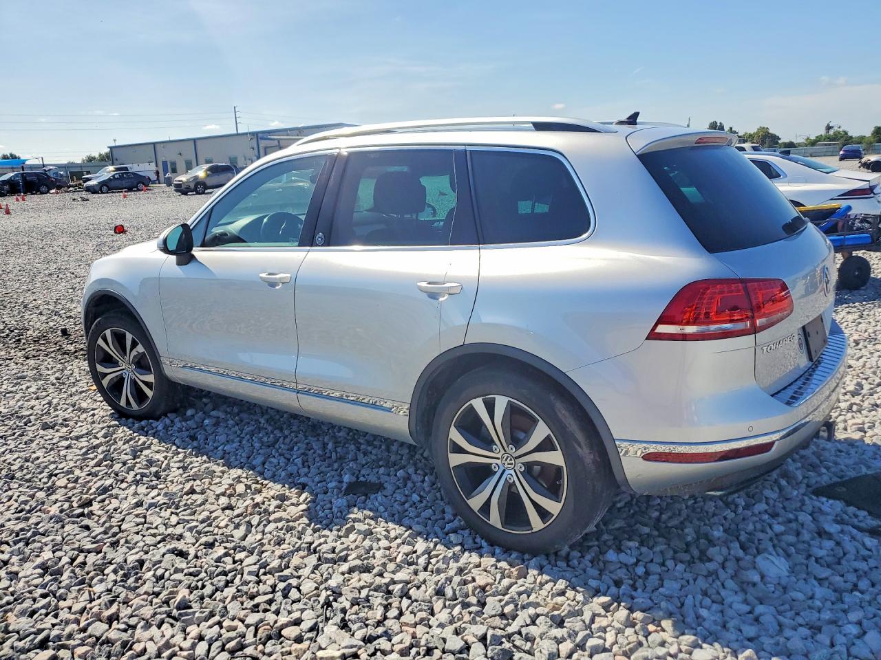 2017 Volkswagen Touareg Wolfsburg - zdjęcie 2