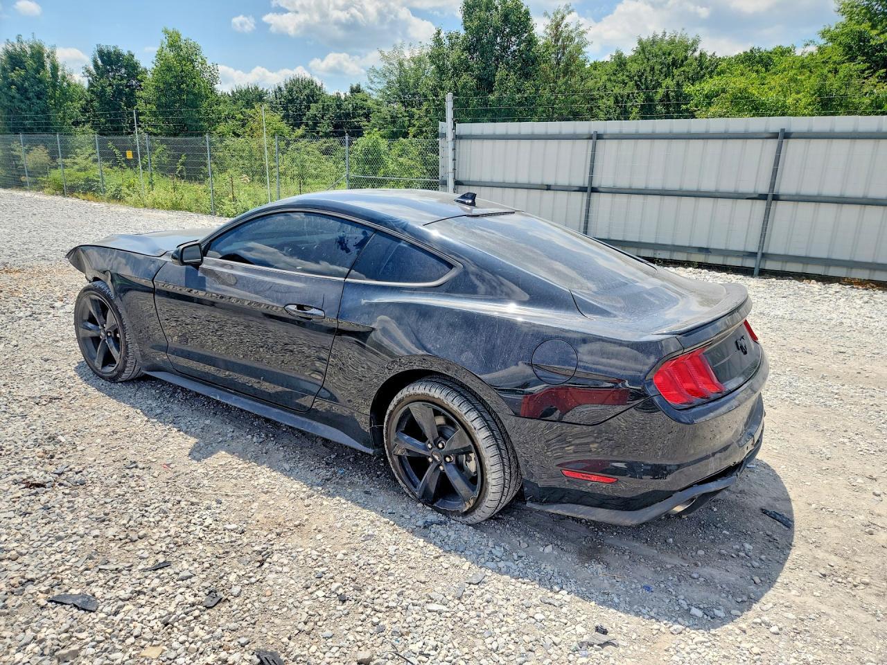2022 Ford Mustang - zdjęcie 2