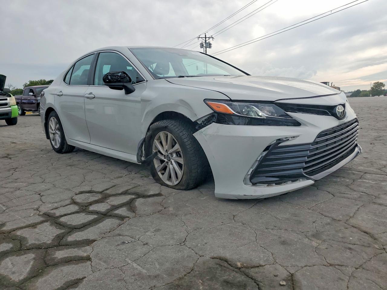 2022 Toyota Camry Le - zdjęcie 4