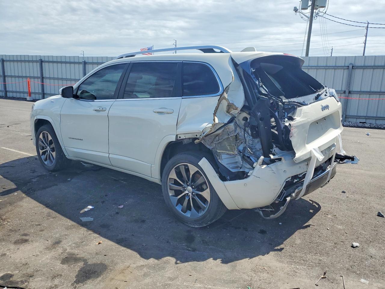 2019 Jeep Cherokee Overland - zdjęcie 2