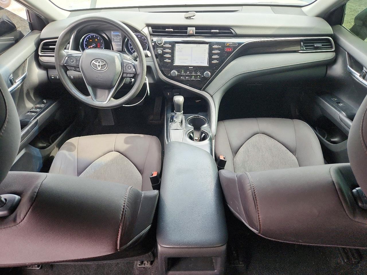 2020 Toyota Camry Le - zdjęcie 8