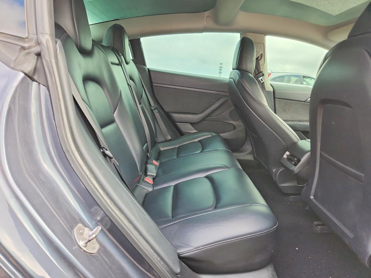 2022 Tesla Model 3 - zdjęcie 10