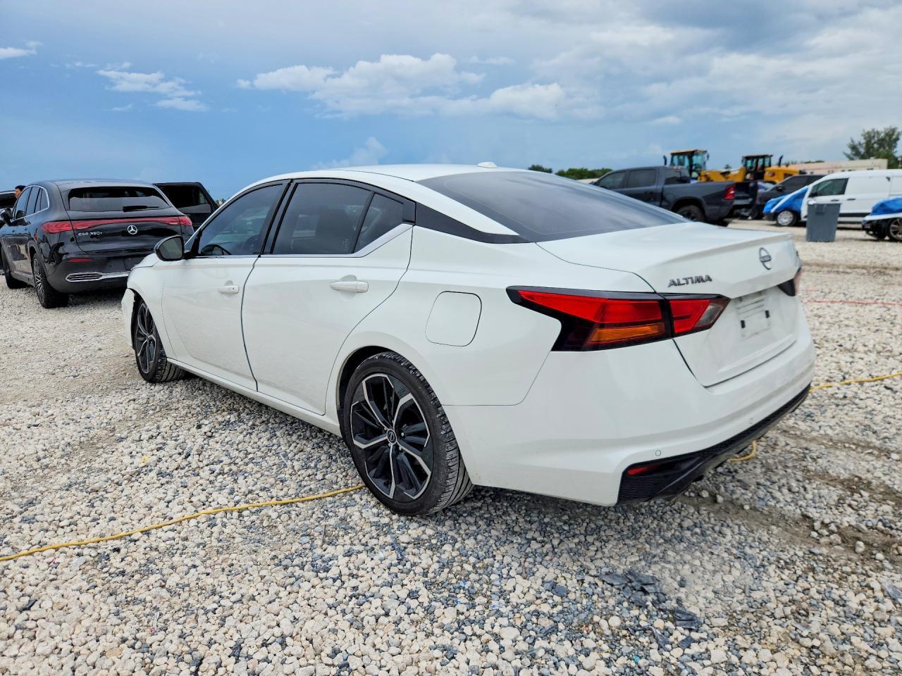 2023 Nissan Altima Sr - zdjęcie 2