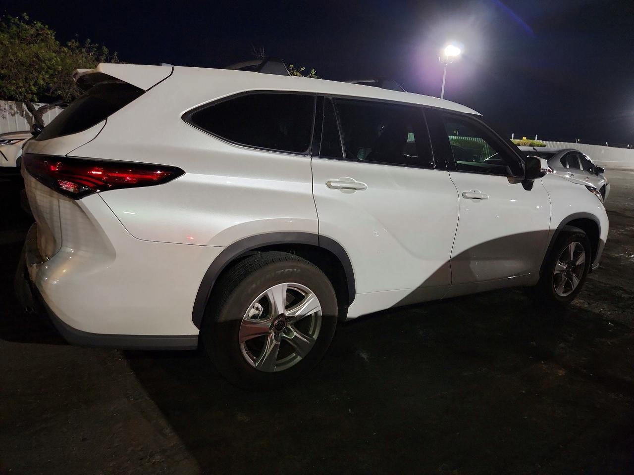 2022 Toyota Highlander Le - zdjęcie 3