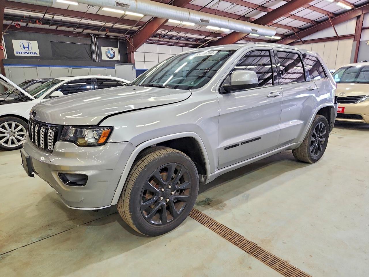 2020 Jeep Grand Cherokee Laredo - zdjęcie główne