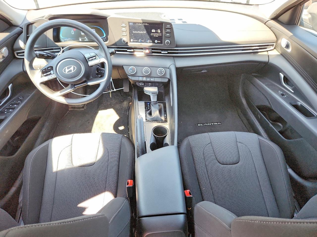 2025 Hyundai Elantra Se - zdjęcie 8