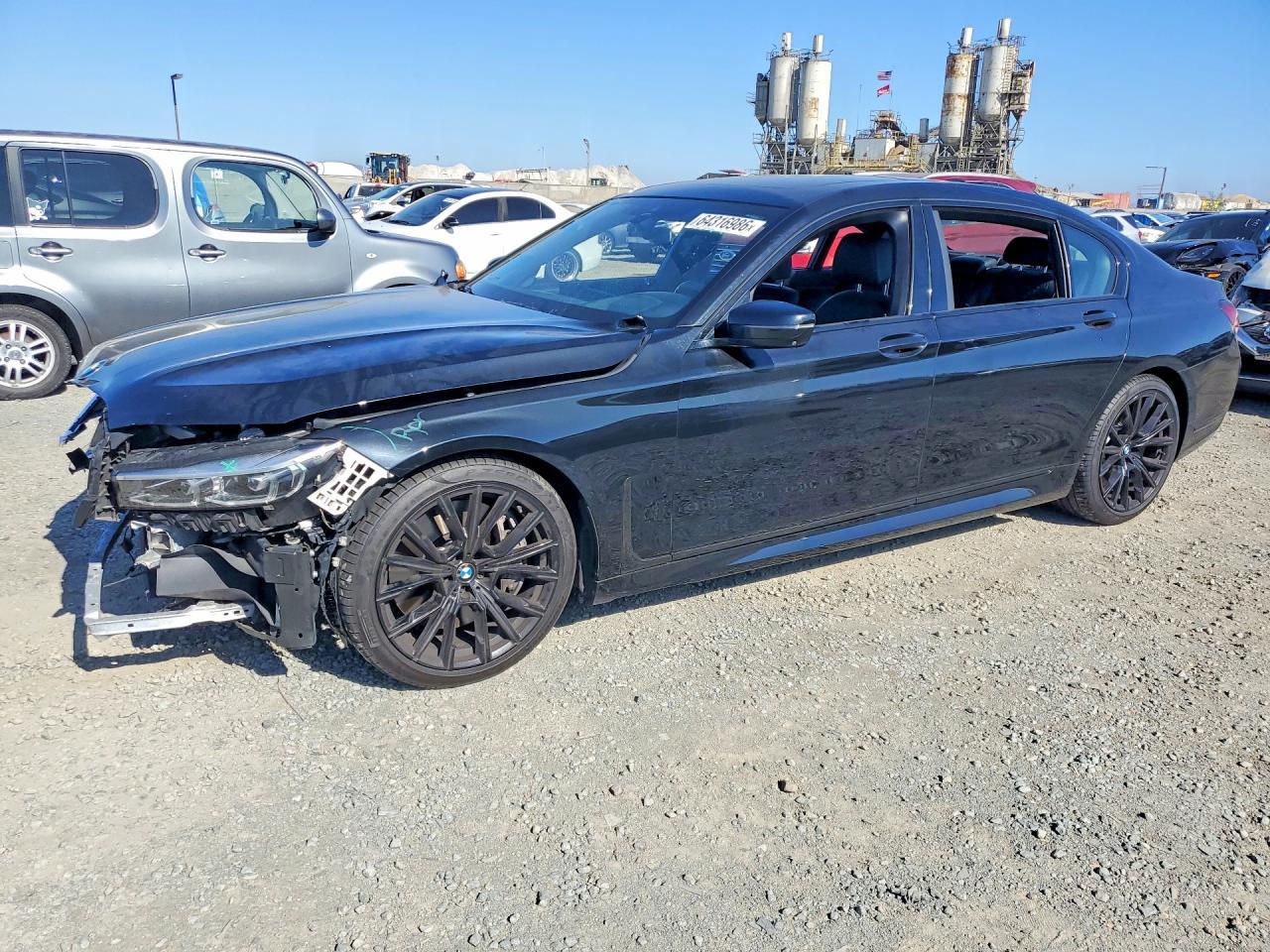 2021 BMW 750 Xi - zdjęcie główne