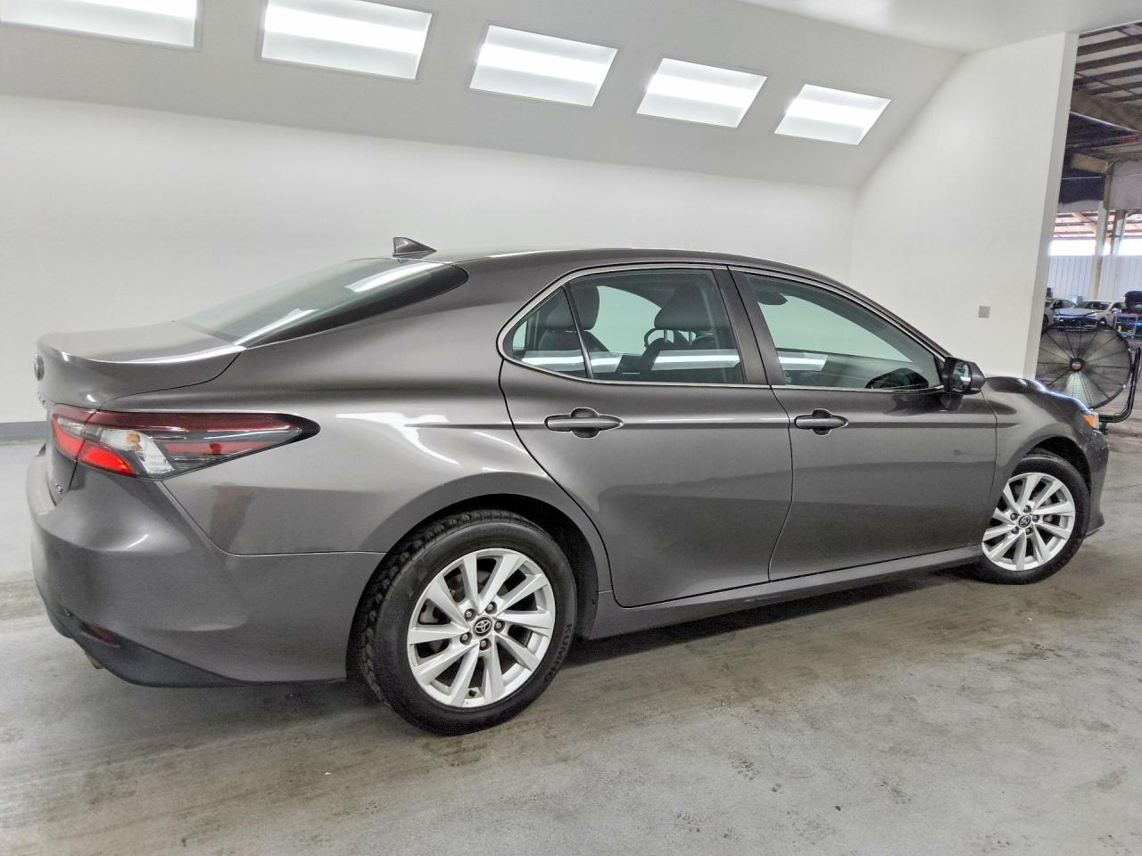 2022 Toyota Camry Le - zdjęcie 3