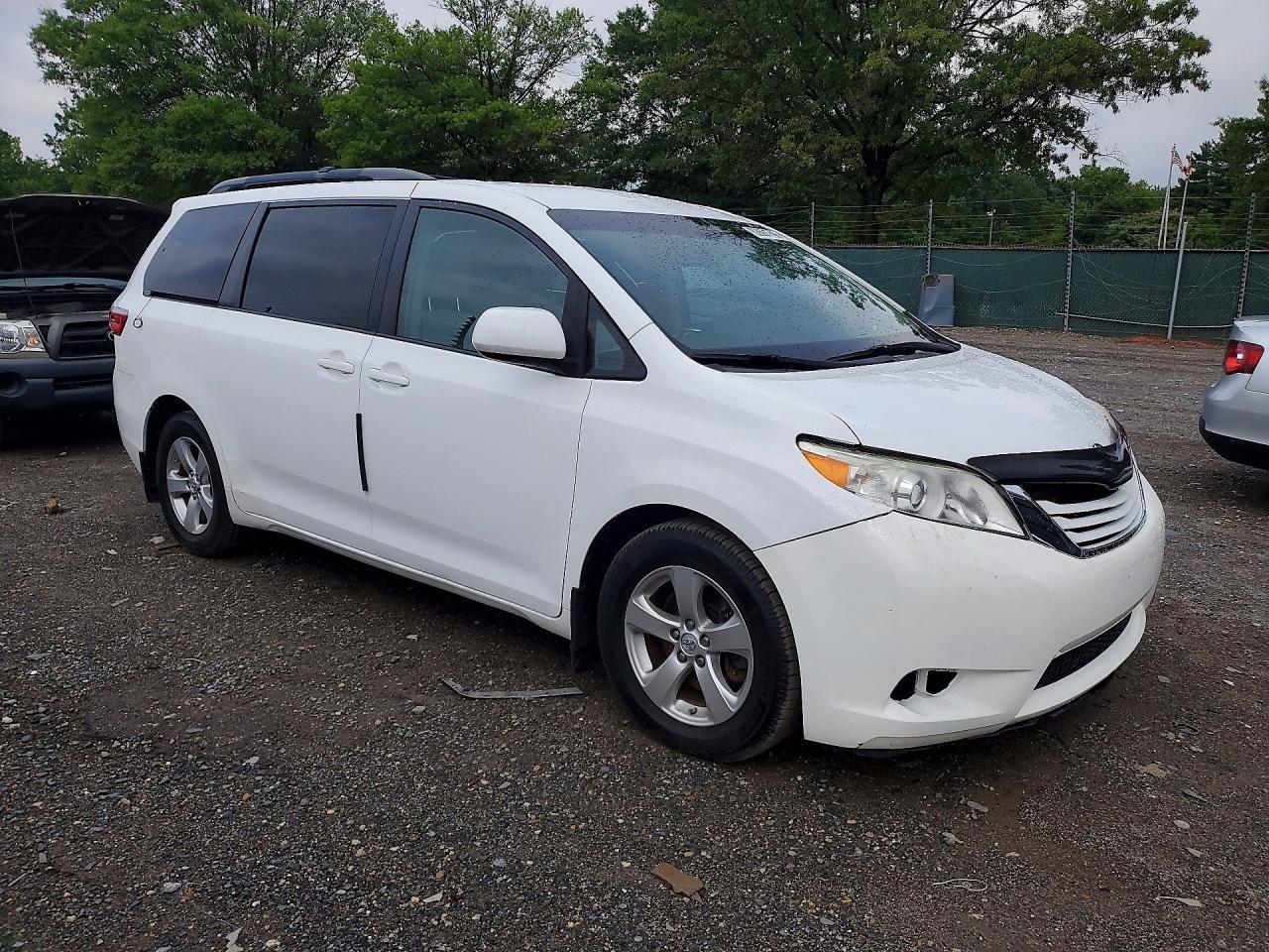 2016 Toyota Sienna Le - zdjęcie 4