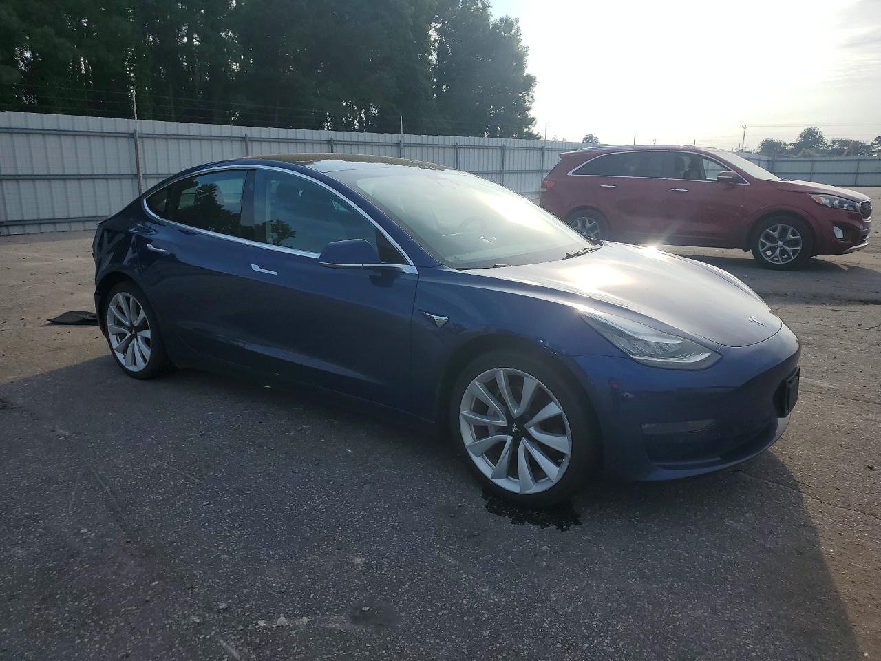 2019 Tesla Model 3 - zdjęcie 4
