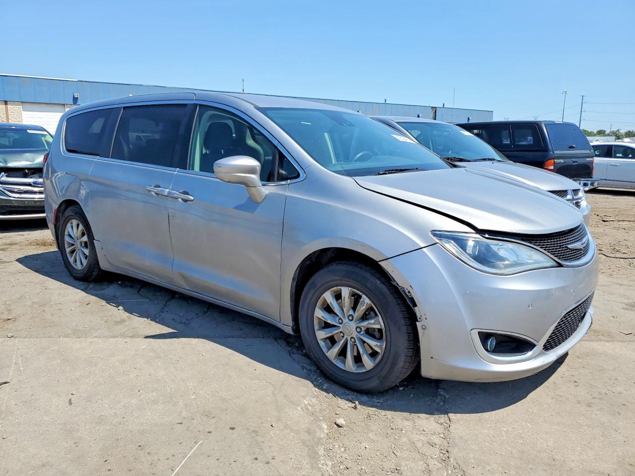 2019 Chrysler Pacifica Touring Plus - zdjęcie 4