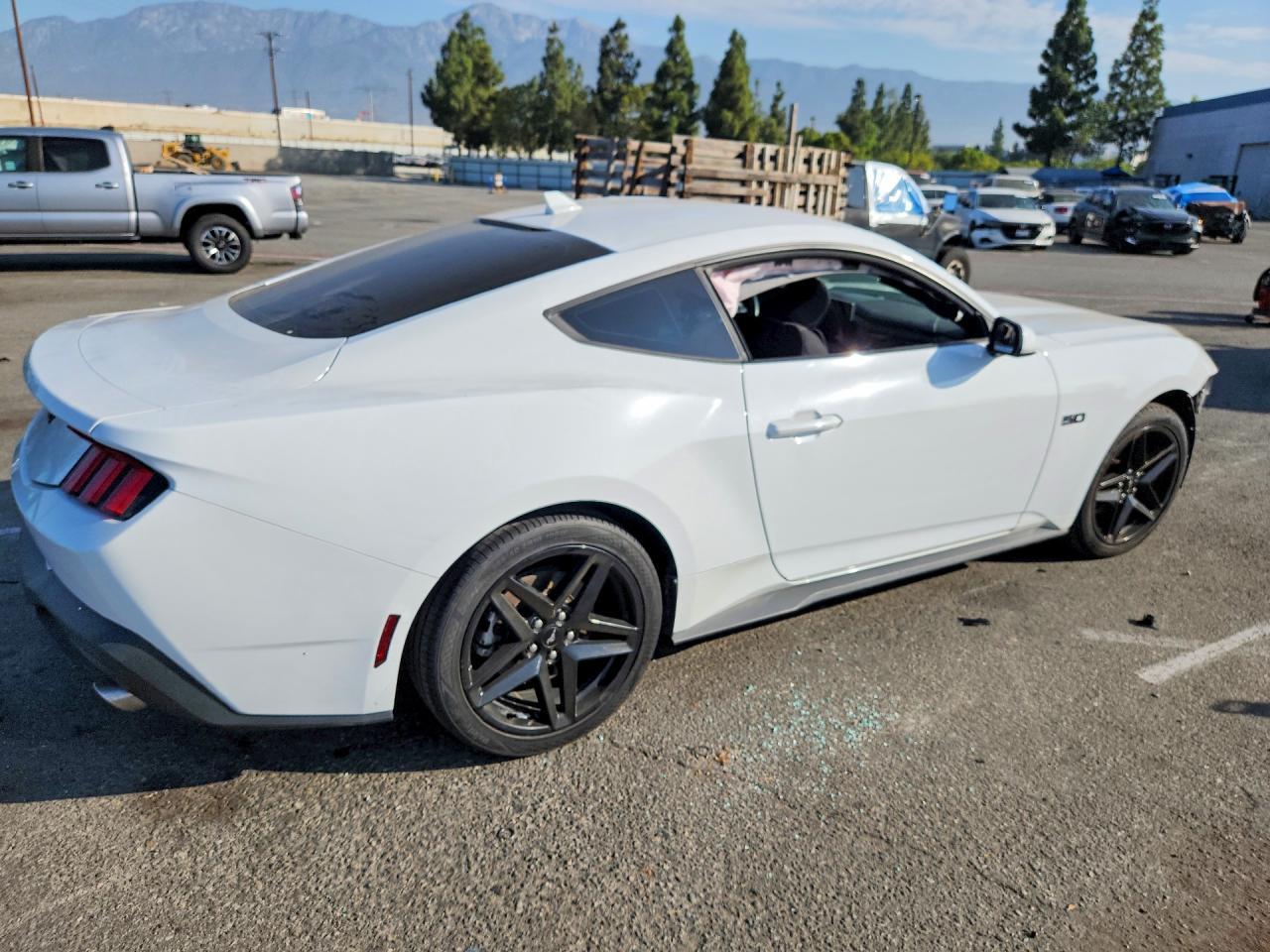 2024 Ford Mustang - zdjęcie 3