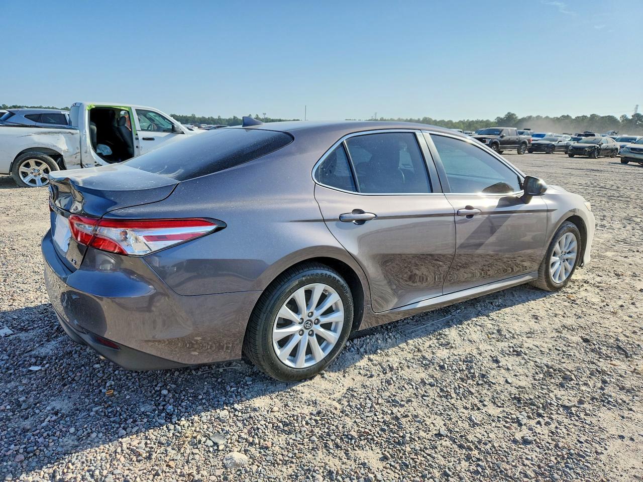 2019 Toyota Camry Le - zdjęcie 3