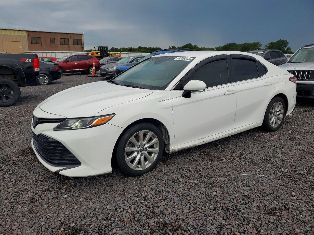 2018 Toyota Camry Le - zdjęcie główne