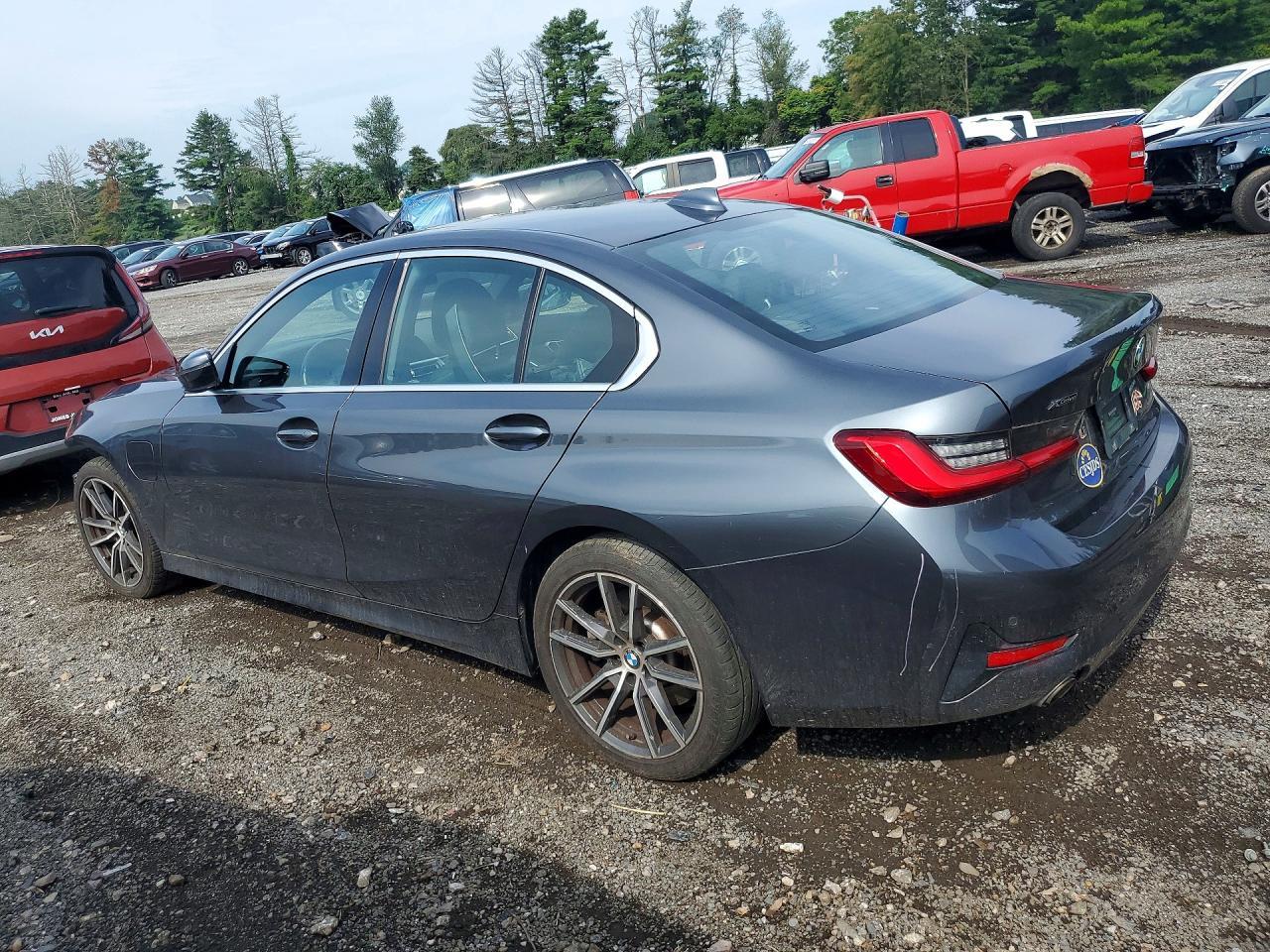 2021 BMW 330Xe - zdjęcie 2