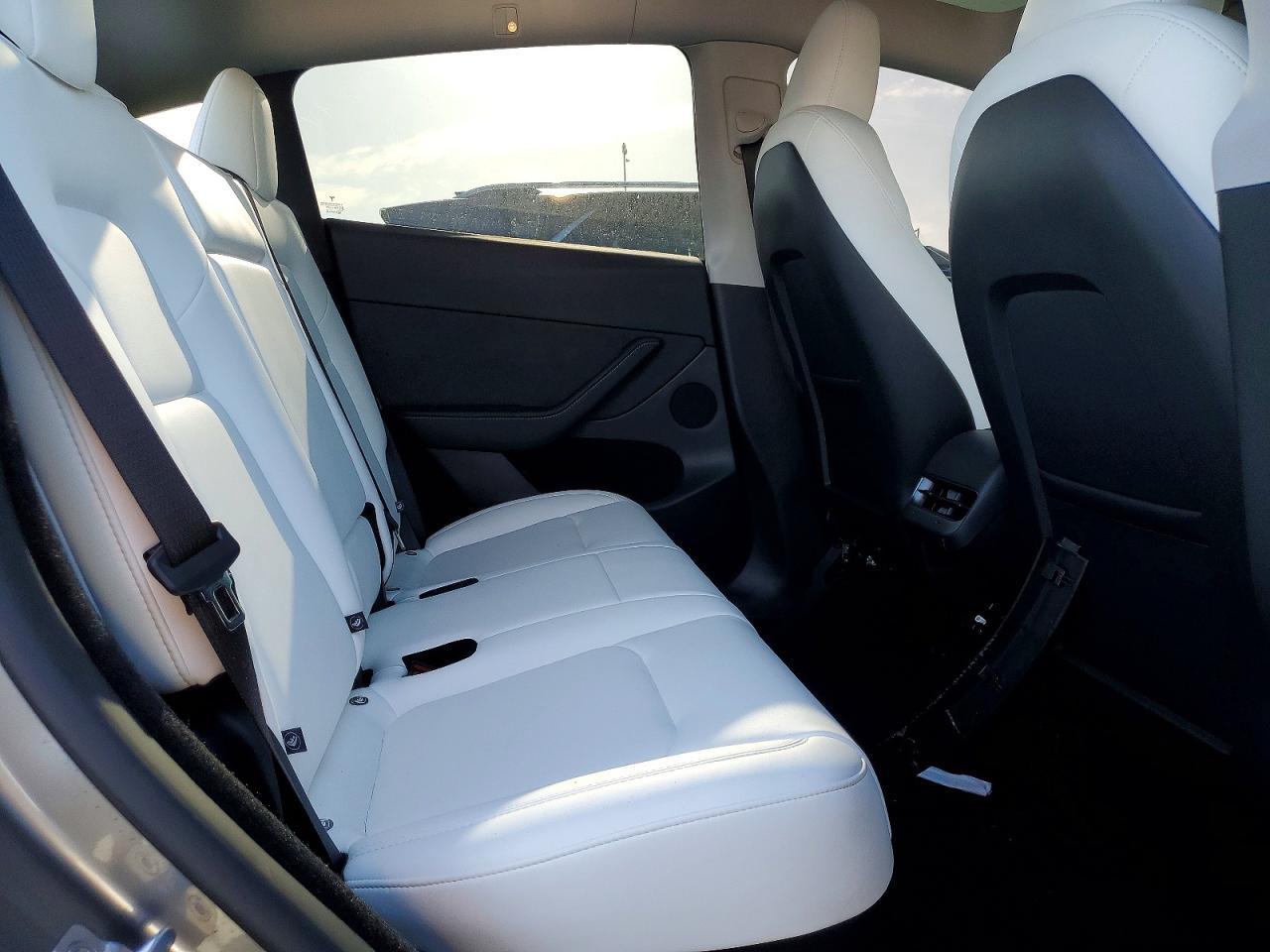 2025 Tesla Model Y - zdjęcie 10