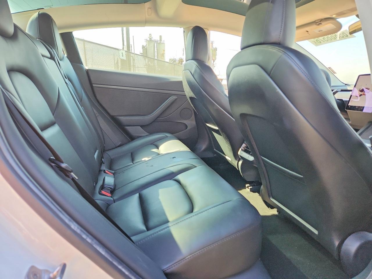 2021 Tesla Model 3 - zdjęcie 10