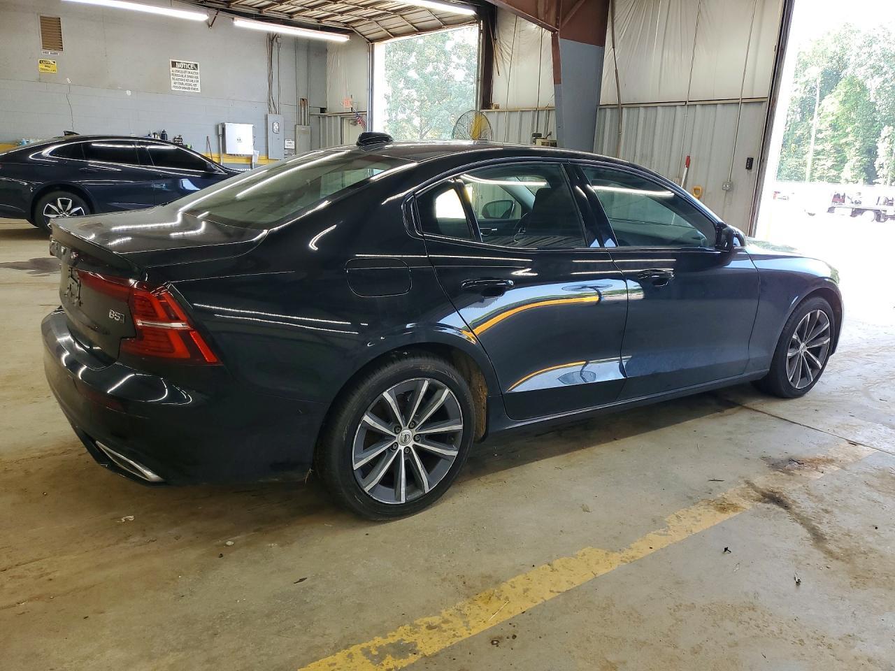 2022 Volvo S60 B5 Momentum - zdjęcie 3