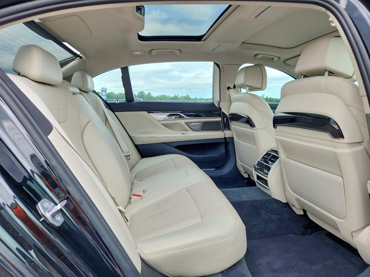 2016 BMW Seria 7 750i - zdjęcie 10
