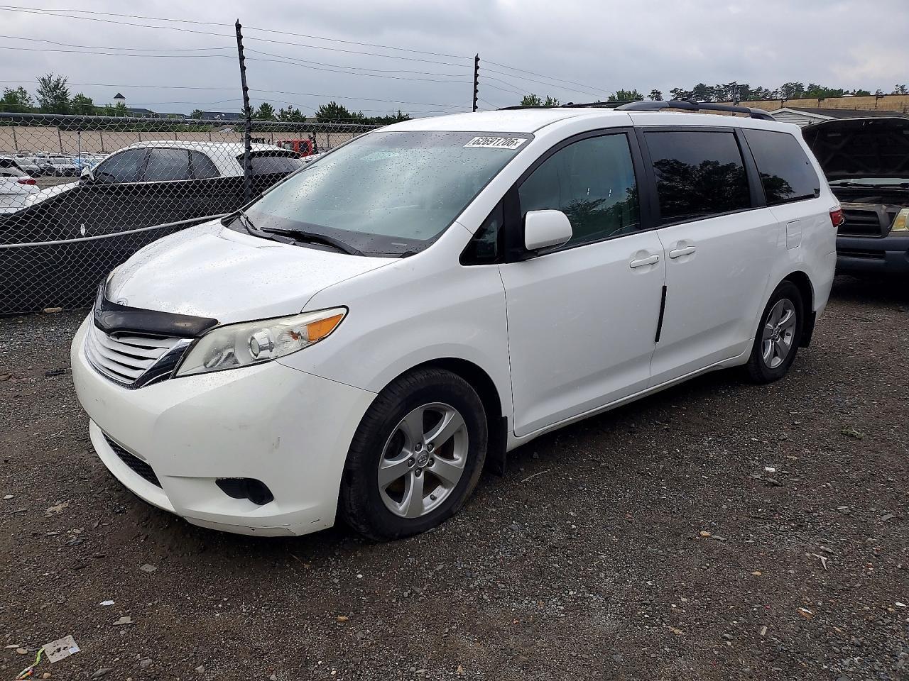 2016 Toyota Sienna Le - zdjęcie główne