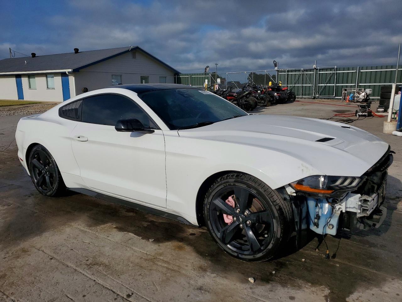 Ford Mustang Coupe - zdjęcie 4