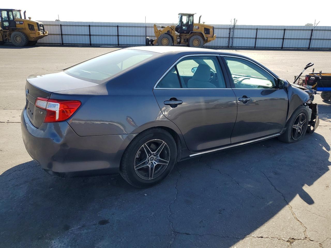 2014 Toyota Camry Le - zdjęcie 3