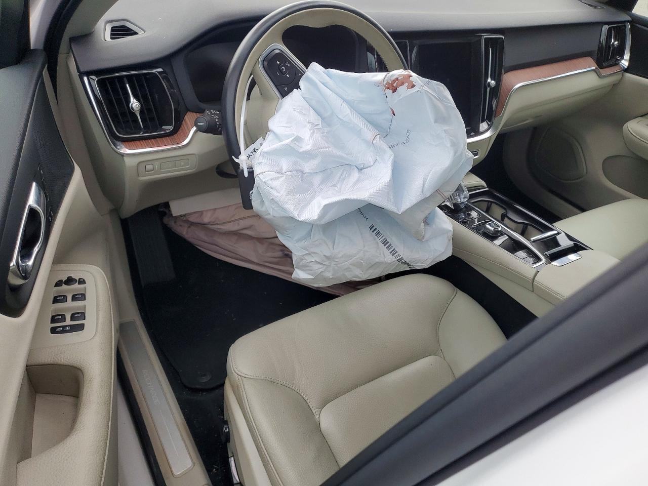 2022 Volvo S60 T8 Recharge R-Design Expressio - zdjęcie 8