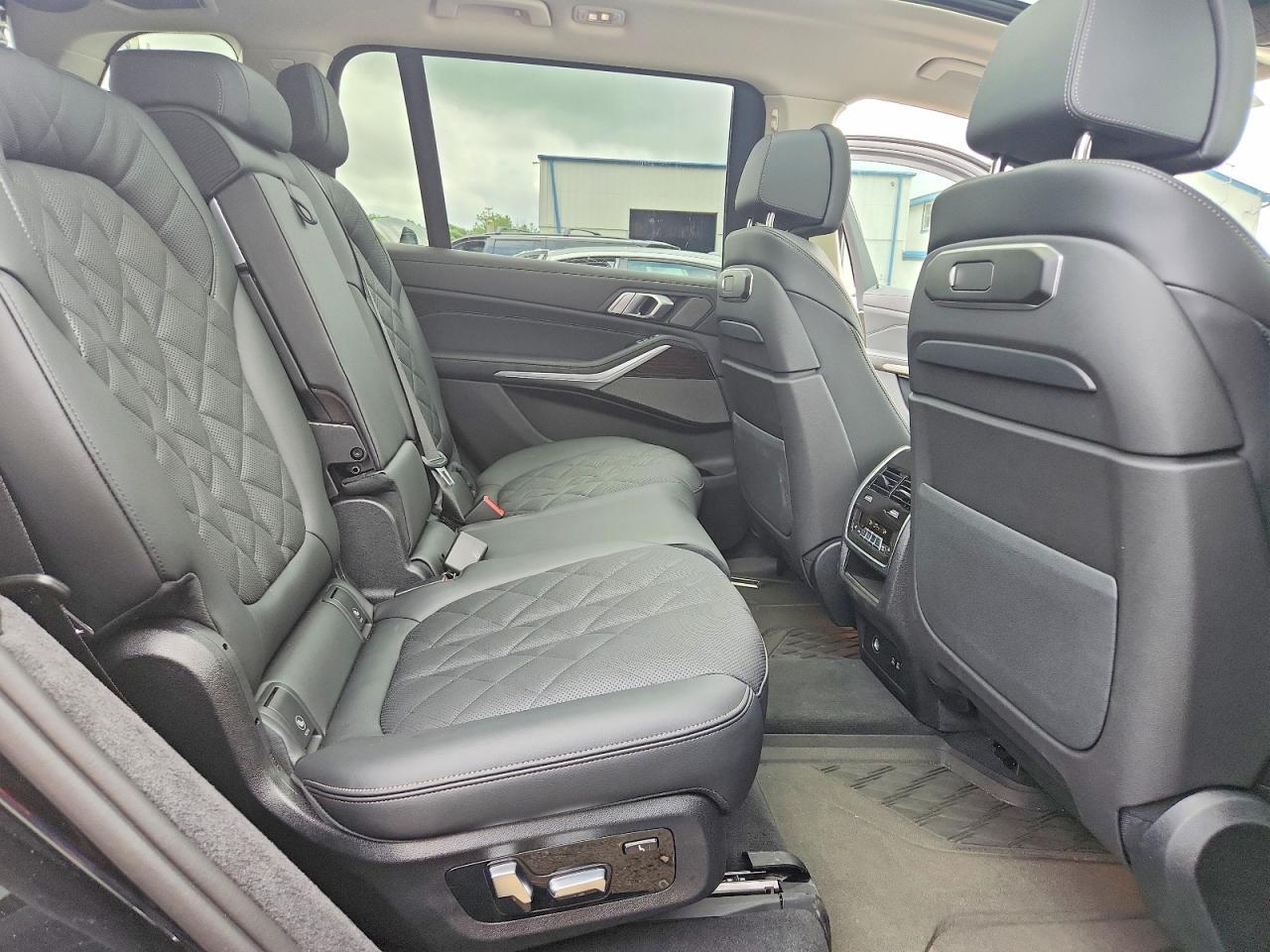 2026 BMW X7 xDrive40I - zdjęcie 11
