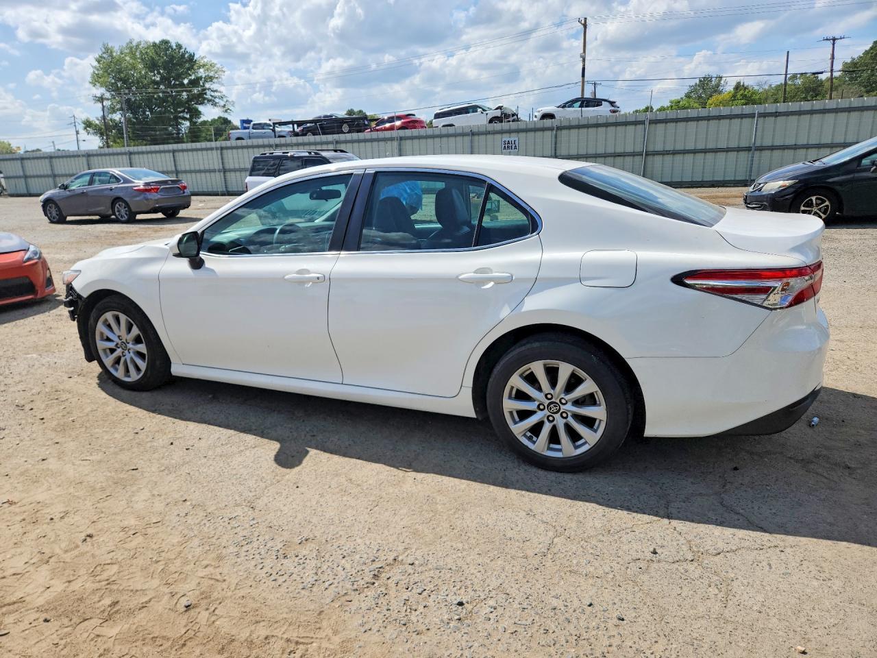 2018 Toyota Camry Le - zdjęcie 2