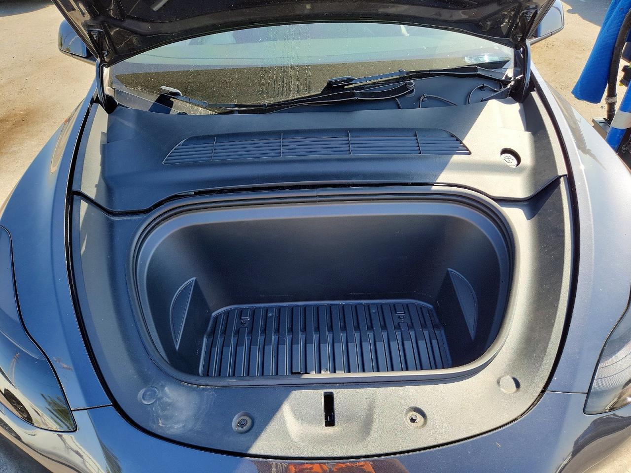 2025 Tesla Model Y - zdjęcie 11