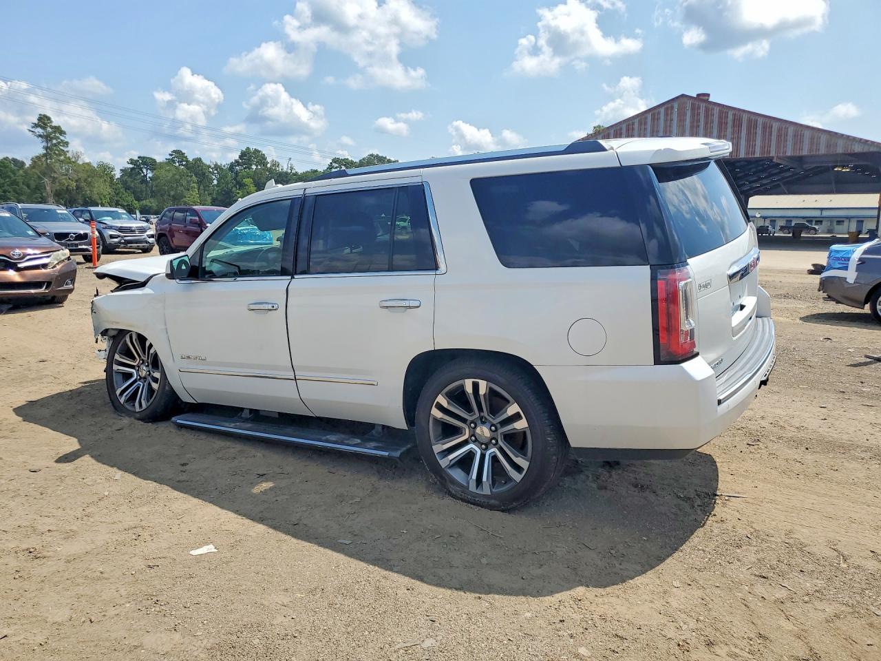 2019 GMC Yukon Denali - zdjęcie 2