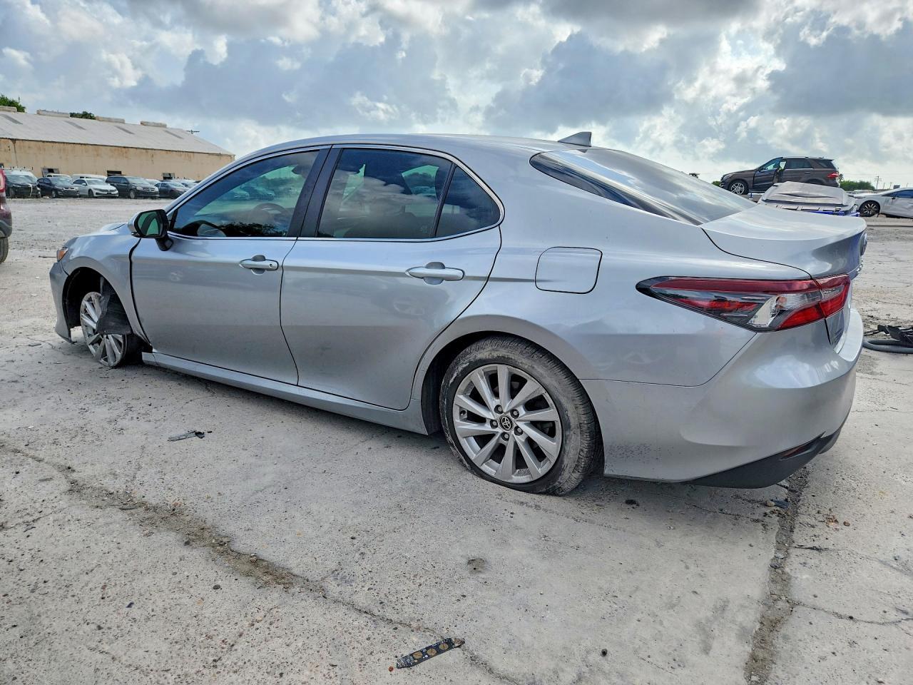 2023 Toyota Camry Le - zdjęcie 2