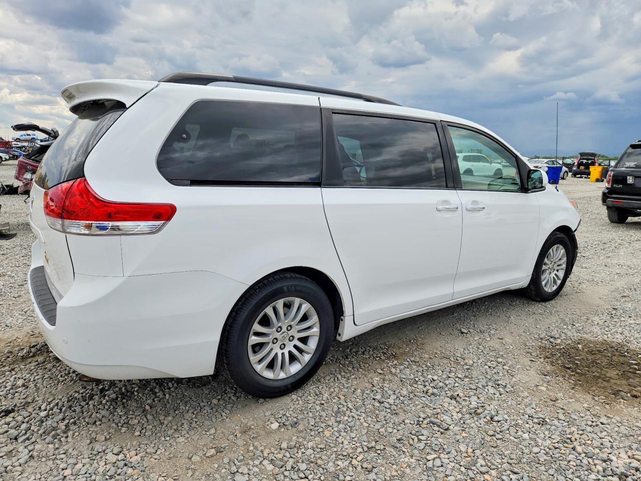 2014 Toyota Sienna Xle 8-Passenger - zdjęcie 3