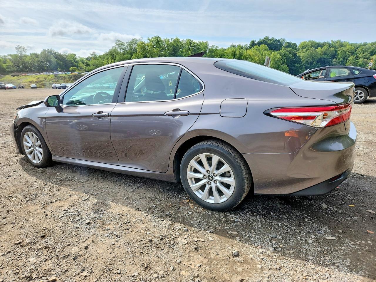 2018 Toyota Camry Le - zdjęcie 2