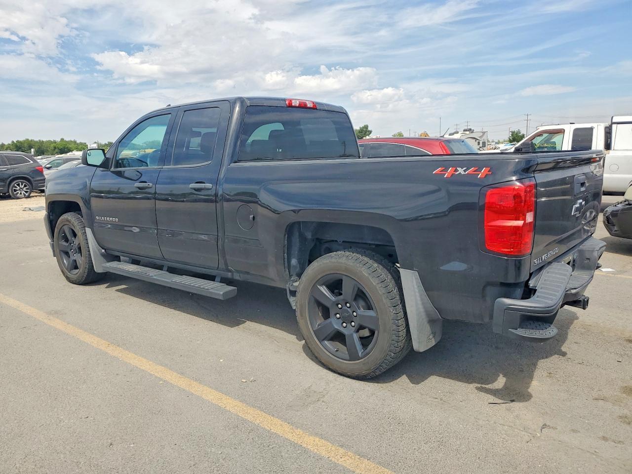 2018 Chevrolet Silverado K1500 - zdjęcie 2